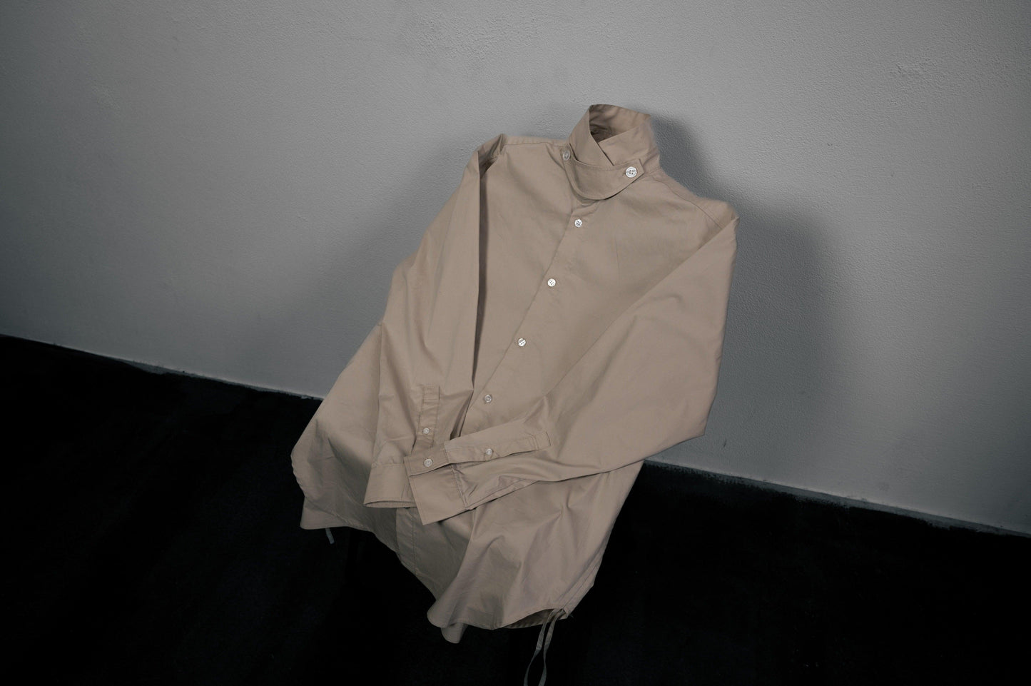 T/Cバイオエアフローチンストラップシャツ BEIGE - OPTRICO